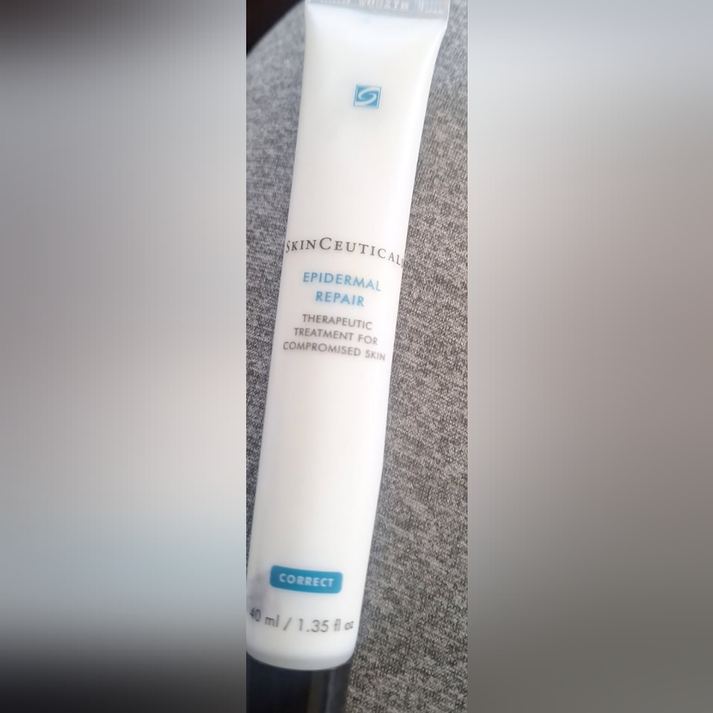 SkinCeuticals Epidermal Repair Cream - White and Blue